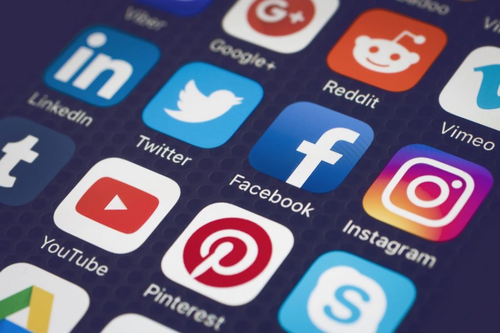 Media Sosial Mengubah Kebiasaan Berita Digital Kita - Tetapi Dengan Derajat Yang Berbeda-Beda Di AS Dan Inggris